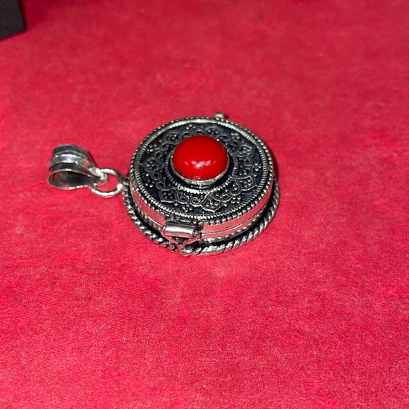 Coral Locket - Picture 7 of 13